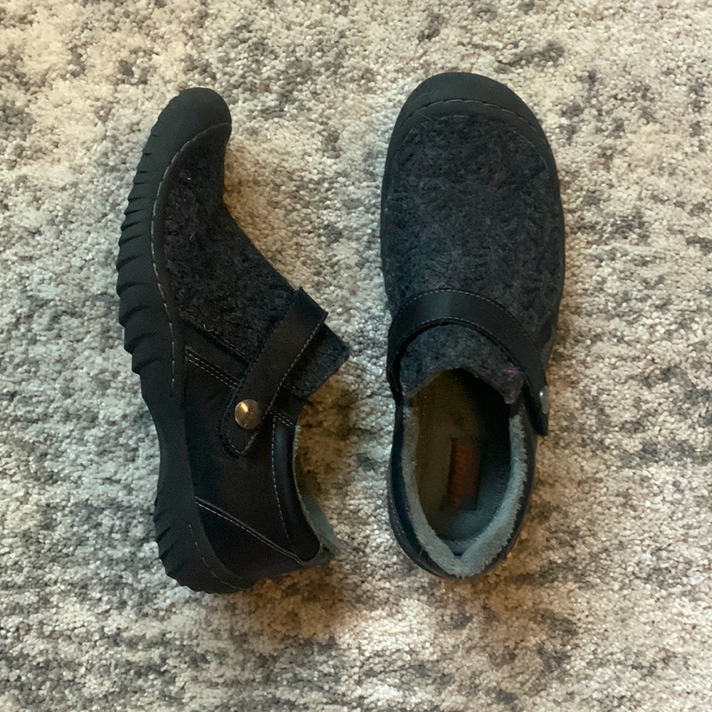 JSport by Jambu Women’s Easy On Velcro Shoes